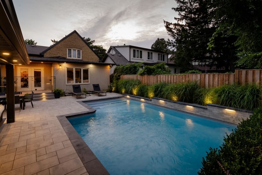 Distinctive - Thompson